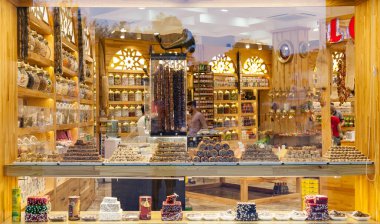 Kemer, Türkiye - 08. - 25. 2021: Mağazanın önünde Türk lokumu satılıyor, piramit gibi sıralı, bıçaklı, renkli şekerli, baharat pazarında tatmaya hazır çeşitli lokum