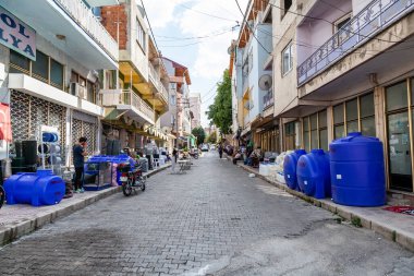 Esilova, Türkiye - 08. - 28. 2021: Esilova köyünde hindi satılan bir turistik yer değil - yerel halk için ev eşyaları olan küçük bir alışveriş caddesi