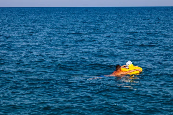 Man Little Girl Swim Inflatable Coils Sea Water Hit Big — Stock Photo, Image