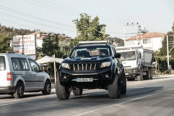 Кемер Туреччина 2021 Black Toyota Hilux White Pickup Truck Offroad — стокове фото