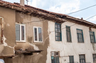 Ankara, Türkiye 'nin gecekondu mahallelerinde yıkılan eski binalar ve yıkılan yamaçlar. Türkiye 'nin başkentinde fakir mahalleler ve sağlıksız. Yaşam koşulları