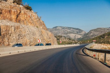 Sıcak bir yaz gününde, dağların ve kayaların arasında hindi otobanı. Turizm ve dinlenme.