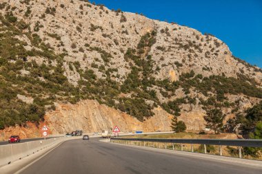 Sıcak bir yaz gününde, dağların ve kayaların arasında hindi otobanı. Turizm ve dinlenme.