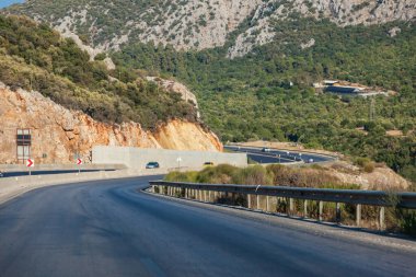 Sıcak bir yaz gününde, dağların ve kayaların arasında hindi otobanı. Turizm ve dinlenme.