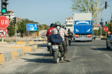 Antalya, Türkiye - 08. - 28. 2021: Dört kişilik bir grup motosikletle Türkiye yollarında çanta taşıyor. Motosikletli motorcular.