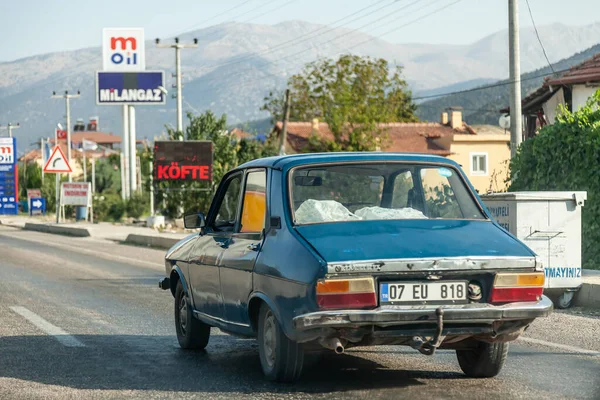 Αττάλεια Τουρκία 2021 Blue Renault Οδηγεί Δρόμο Στην Αττάλεια Στον — Φωτογραφία Αρχείου