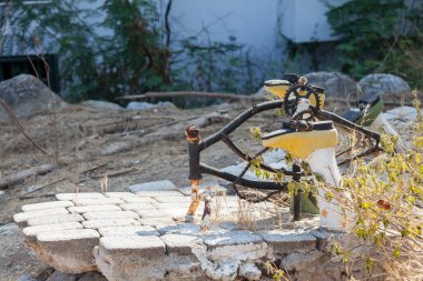 Terk edilmiş bir binada yere yapışmış bisiklet ve bacaklar şeklinde bir sanat eseri.