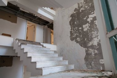 Terk edilmiş bir evde eski bir merdiven. İçi vandallar tarafından tahrip edilmiş.