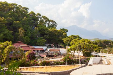 Terk edilmiş bina, Türk köyü Kemer 'in dış manzarası. Kırık camları ve fazla gelişmiş bitkileri var..