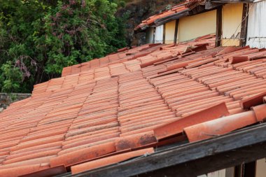 Çatı pencereleri, yağmur oluğu sistemi, çatı pencereleri ve kar tahtasından korunan çatı katları, dış kar koruyucuları. Modern House İnşaat. Hip ve Valley çatı ustaları..