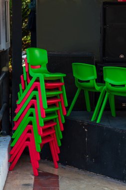 Karantina nedeniyle eğlence merkezleri ve restoranların kapatılması sırasında biriken yeşil ve kırmızı plastik sandalyeler.