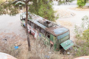 Camyuva, Türkiye - 08. - 30. 2021: Türkiye 'nin Kemer köyündeki Eco Dream Club Hotel' de turistler için terk edilmiş otobüs