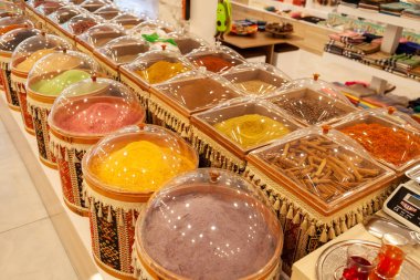 Kemer, Türkiye - 08. 31 yaşında. 2021: Türkçe Çarşısında çeşitli baharatlar tezgahtır ve egzotik otlar ve baharatlarla ünlüdür