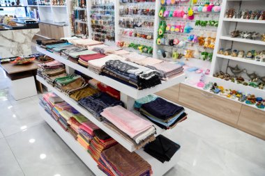 Kemer, Türkiye - 08. - 30. 2021 renkli kumaş ve tekstil ruloları piyasada. Kermer 'deki Türk pazarında tekstil satışı