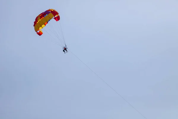 Los Turistas Vuelan Sobre Mar Playa Paracaídas Deporte Recreación Para —  Fotos de Stock