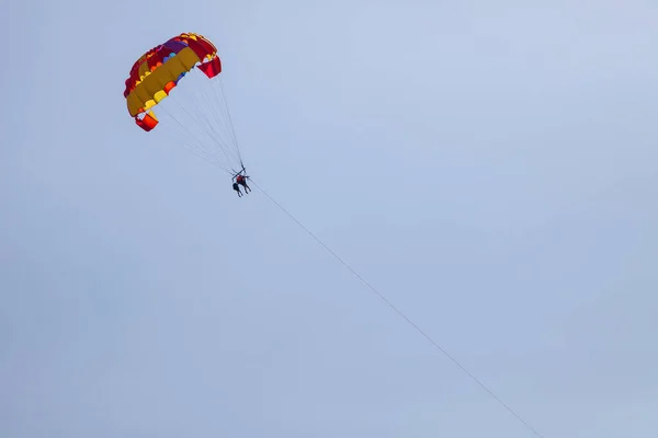 游客们乘降落伞飞越大海和海滩 火鸡中游客的运动和娱乐 — 图库照片