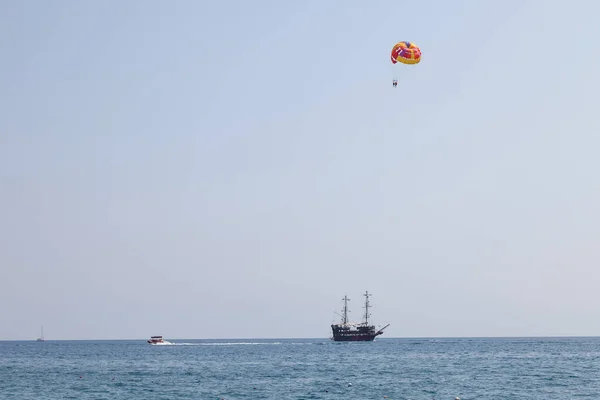 Tourists Fly Sea Beach Parachute Sport Recreation Tourists Turkey — Stock Photo, Image