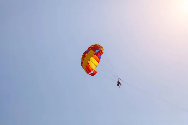 游客们乘降落伞飞越大海和海滩 火鸡中游客的运动和娱乐 — 图库照片