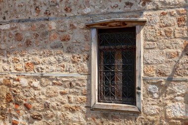 Eski binanın penceresi kapanıyor. Geleneksel Osmanlı tarzı ahşap mimari. Türkiye 'nin tarihi binası.