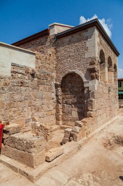 Türkiye 'deki antik bir binanın kalıntıları, kazılmış tarihi kentin antik taşları.