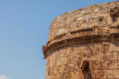 Hidirlik Kulesi 'nin deniz, kıyı ve duvarlı yaz manzarası, Kaleici' nin Karaalioğlu Parkı ile buluştuğu Türkiye 'nin Antalya kentinde tarihi bir taş kulesidir..