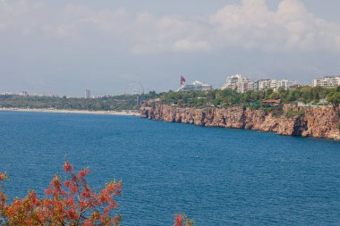 Antalya Türkiye 'nin eski kenti yakınlarındaki kayalık kıyı şeridinin hava manzarası.