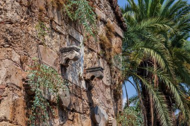 Antalya antik şehrinin kalıntıları. Kemerli gri taştan kadim bir duvar. Türkiye 'de harika bir yaz tatili. Türkiye 'nin manzarası.