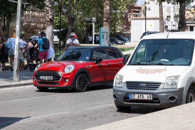 Antalya - Türkiye - 09. 01 numara. 2021: İkinci Nesil R56 'nın Kırmızı Mini Cooper Hatch Arabası Cadde' de Park Edildi