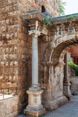 Antalya, hindi - 09. 01 numara. 2021: Antalya 'nın ünlü bir turist ve arkeolojik bölgesinin sütununda İmparator Hadrian' ın eski kentteki kapısı yer alıyor. Türkiye 'de seyahat ve tatil yerleri