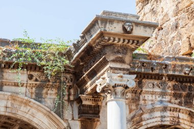 Antalya, hindi - 09. 01 numara. 2021: Antalya 'nın ünlü turist ve arkeolojik mekanının çatısı İmparator Hadrian' ın eski kentteki kapısıdır. Türkiye 'de seyahat ve tatil yerleri