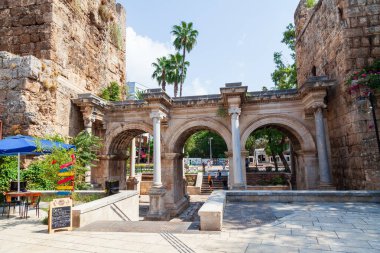 Antalya, hindi - 09. 01 numara. 2021: Antalya 'nın ünlü turist ve arkeolojik bölgesi, İmparator Hadrian' ın eski kentteki kapısıdır. Türkiye 'de seyahat ve tatil yerleri
