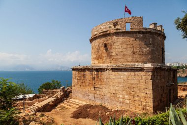 Hidirlik Kulesi, Kaleici 'nin Karaalioğlu Parkı ile buluştuğu Türkiye' nin Antalya kentinde tarihi bir taş kulesidir.