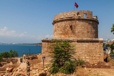 Hidirlik Kulesi, Kaleici 'nin Karaalioğlu Parkı ile buluştuğu Türkiye' nin Antalya kentinde tarihi bir taş kulesidir.