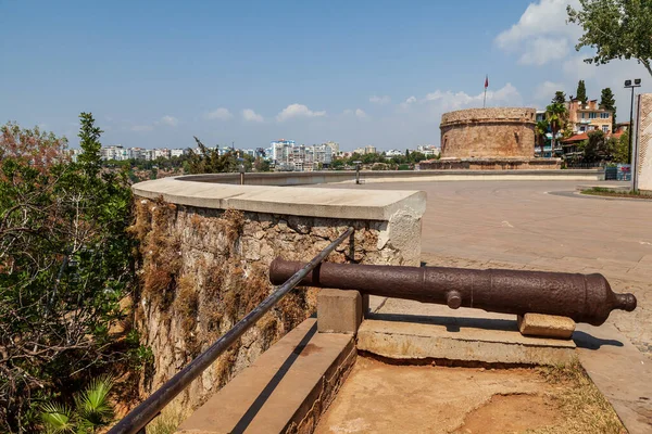 Old Rusty Cannon Ancient Fortress Hidrilik Tower Castle Overlooking Tranquil — ストック写真