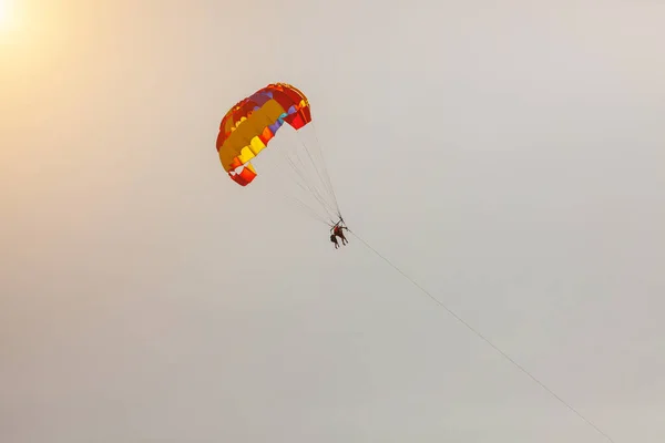 Touristen Fliegen Mit Einem Fallschirm Über Das Meer Und Den — Stockfoto