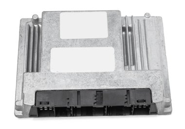 Beyaz izole arka planda plastik elementlere sahip metalik otomobil kontrol ünitesi çeşitli alt sistemlerin, birimlerin ve montajların merkezini birbirine bağlıyor. Anın durumunu gözlemliyorum. Yedek parça.