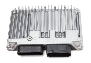 Beyaz izole arka planda plastik elementlere sahip metalik otomobil kontrol ünitesi çeşitli alt sistemlerin, birimlerin ve montajların merkezini birbirine bağlıyor. Anın durumunu gözlemliyorum. Yedek parça.