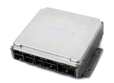 Beyaz izole arka planda plastik elementlere sahip metalik otomobil kontrol ünitesi çeşitli alt sistemlerin, birimlerin ve montajların merkezini birbirine bağlıyor. Anın durumunu gözlemliyorum. Yedek parça.