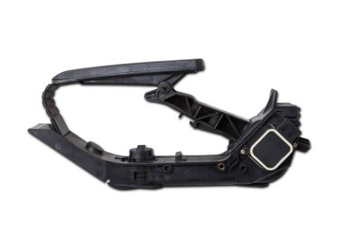 Araba servisinde satılık bir fotoğraf stüdyosunda beyaz izole edilmiş arka planda gaz pedalı. Atölyedeki tadilat sırasında yedek parça olarak siyah otomobil. Yedek parça hurdalığı.
