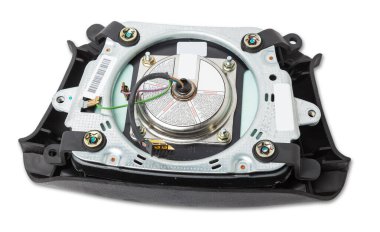 Direksiyondaki hava yastığının beyaz izole edilmiş arka planındaki yedek parçası ve iç parçası. Otomobil hizmet endüstrisi.