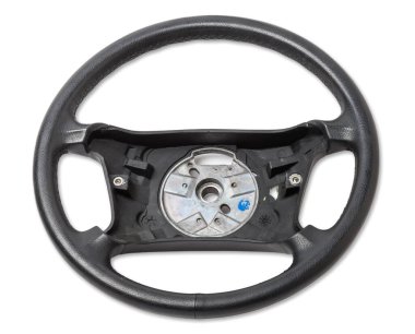 Beyaz izole bir arka planda hava yastığı olmayan deri kaplamalı bir araba direksiyonunun yedek parçası ve iç kısmı. Otomobil servis endüstrisi. Hurdalık kataloğu.