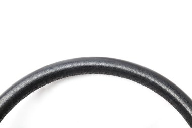 Deri süslemeli bir araba direksiyonunun yedek parçası ve iç kısmı ve beyaz izole edilmiş arka planda hava yastıklı düğmeler. Otomobil servis endüstrisi. Hurdalık kataloğu.