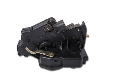 Siyah plastik ve metalden yapılmış yedek bir arabanın ayrıntıları beyaz arka planda ayrı ayrı izole edilmiş bir kapı kilidi. Araba atölyesinde tamirat, satılık ekipman..