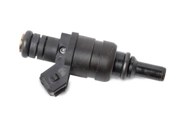 Beyaz izole edilmiş arka planda silindir motora benzin sağlayan bir araba yakıtı enjektörüne yakın çekim. Yedek parça kataloğu.