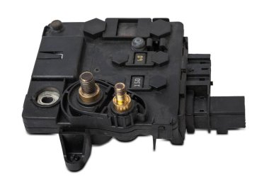 Otomobil sigortası kutusunun pozitif terminal motor aydınlatmalı görüntüsünü kapat. Araba elektriği ve otomobil endüstrisi. Yedek Parça kataloğu.