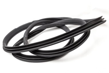 Arabanın gövdesindeki elementler için siyah lastik dolgu maddesi, kapı veya bagaj için, gürültü yalıtımı için, termal ve ses için, arabanın içindeki ısı kaybını önlemek için. Bir atölyede tamir için conta kapatılıyor.