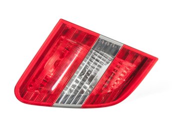 Beyaz izole edilmiş arka planda, beyaz ve kırmızı renkli bir Alman oto-optik ekipmanı için stop sinyalinin stop lambası. Bir araba hizmet merkezinde tamir ve satış için yedek parça..