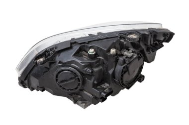 Bir Alman arabasının ksenon farları. İçinde beyaz izole edilmiş bir arka planda lamba bulunan optik ekipmanlar. Bir araba tamirhanesinde yedek parça..