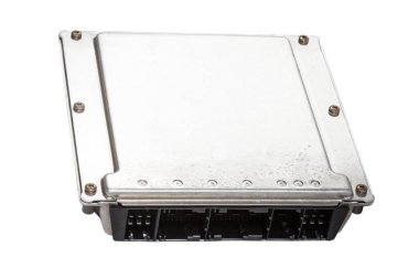 Metal elementleri beyaz izole edilmiş arka planda bulunan bir metall otomobil kontrol ünitesi, çeşitli alt sistemleri, birimleri ve montajların bağlantı merkezidir. Bir otomobil servisinde tamir için yedek parça.