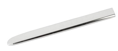 Araba yan kapısı için krom kaplı beyaz plastik kalıp. Bir fotoğraf stüdyosunun beyaz izole edilmiş arka planında satılık bir araba servisinde ayarlama elemanı..